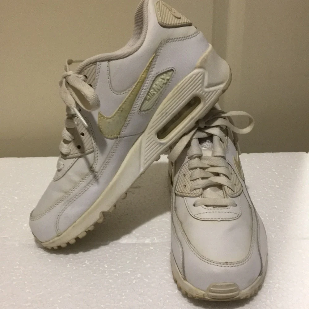 Nike Air Max kids lace up sneakers boys size 6Y